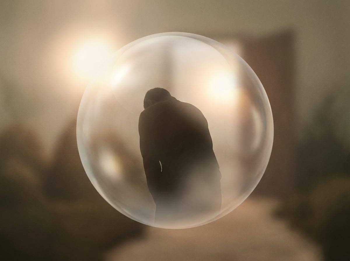 Illustration douce montrant une silhouette se libérant de chaînes symboliques, représentant le coaching personnel et la